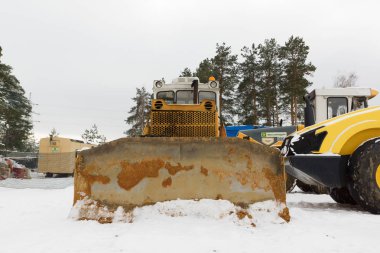 Borisov, Beyaz Rusya - 11 Şubat 2018: güçlü yol yapımı için makineler üzerinde bir otoyol inşaatı.