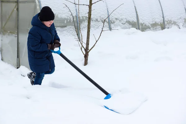 Ragazzo Cancella Neve Con Grande Pala Inverno — Foto Stock