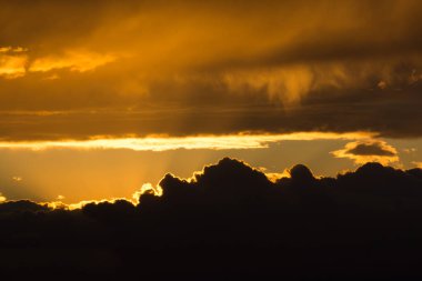 Güneş doğmadan önce altın rengi güzel bulutları