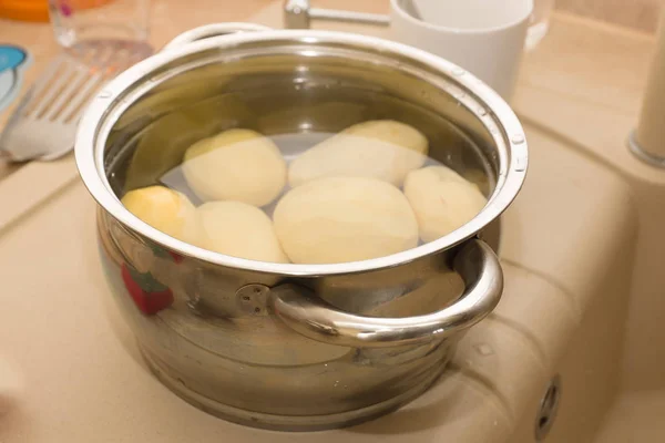 Pan Met Water Waarin Gekookte Aardappelen Zijn Gekookt — Stockfoto