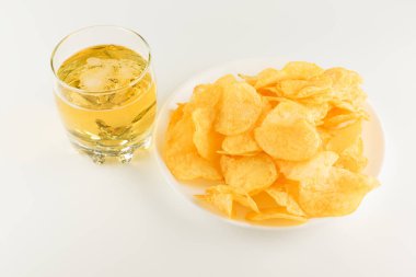 taze patates cipsi beyaz bir tabağa izole