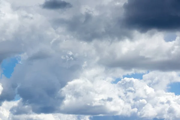 白い雲がたくさんある青い空 — ストック写真