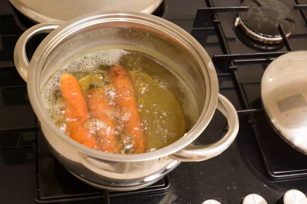 Rauwe Wortelen Worden Gekookt Een Pot Van Kokend Water — Stockfoto