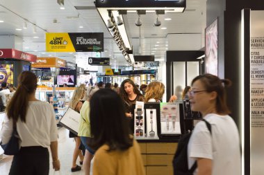 Barselona, İspanya - 17 Ağustos 2017: Barselona Avrupa 'nın turizm merkezidir. İspanya 'nın en büyük alışveriş merkezi El Corte Ingles.