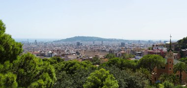 Barselona, İspanya - 17 Ağustos 2017: Gotik stil binası ve Guell Park 'tan Barselona kasabası üzerine hava manzarası.