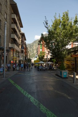 Andorra la Vella, Andorra - 14 Ağustos 2017: Andorra en küçük ticaret vergi ile ülkedir. Bir turist ve Avrupa'nın ticaret merkezi.