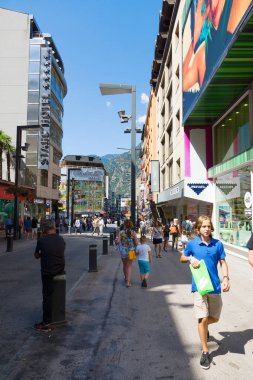 Andorra la Vella, Andorra - 14 Ağustos 2017: Andorra en küçük ticaret vergi ile ülkedir. Bir turist ve Avrupa'nın ticaret merkezi.
