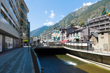 Andorra la Vella, Andorra - 14 Ağustos 2017: Andorra en küçük ticaret vergi ile ülkedir. Bir turist ve Avrupa'nın ticaret merkezi olduğunu. Nehir ile şehrin bir anıt.