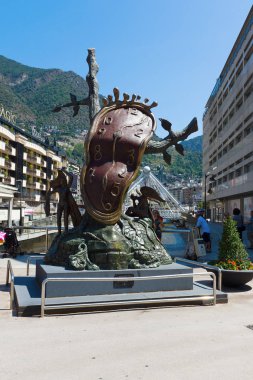 Andorra la Vella, Andorra - 14 Ağustos 2017: Andorra en küçük ticaret vergi ile ülkedir. Salvador Dali 