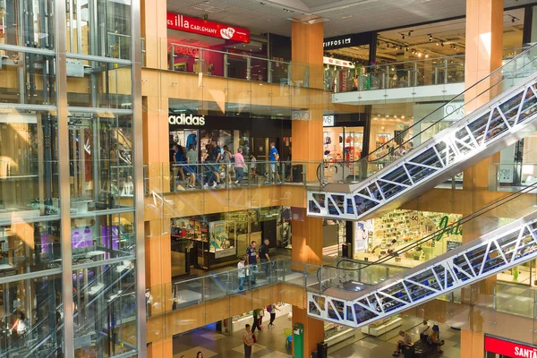 Andorra la Vella, Andorra - 14 Ağustos 2017: Andorra en küçük ticaret vergi ile ülkedir. Bir turist ve Avrupa'nın ticaret merkezi olduğunu. En büyük alışveriş merkezlerinden biri.