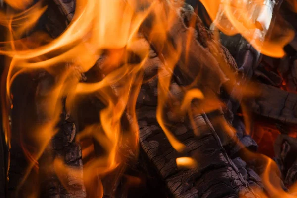 siyah kömürleri sıcak kızıl alevler vardır