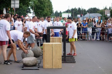 Borisov, Beyaz Rusya - 16 Temmuz 2016: insanlar spor ve Rekreasyon karmaşık beşinci yıldönümünü kutlamak.
