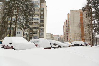 Borisov, Beyaz Rusya - 04 Mart 2018: kar Mart ayında düştü ve sorunları sürücüler için oluşturulan