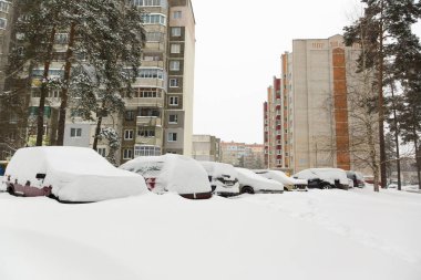 Borisov, Beyaz Rusya - 04 Mart 2018: kar Mart ayında düştü ve sorunları sürücüler için oluşturulan