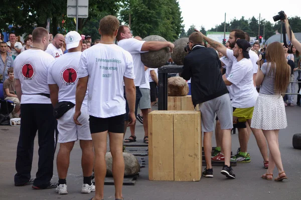 Borisov, Beyaz Rusya - 16 Temmuz 2016: insanlar spor ve Rekreasyon karmaşık beşinci yıldönümünü kutlamak.