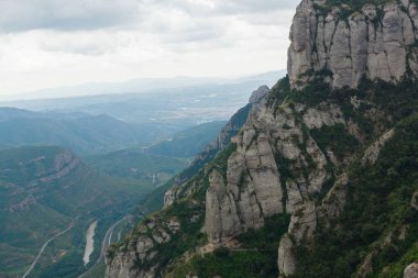 bitki örtüsü ile kaplı geniş dağlık arazi ile manzara