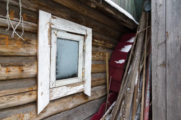 Pequena Janela Congelada Uma Pequena Casa Campo — Fotografia de Stock
