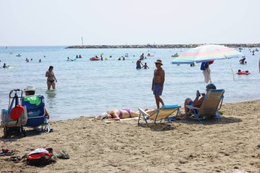 La Pineda, İspanya - 06 Ağustos 2018: La Pineda İspanya'nın en büyük turist şehirlerinden biridir. Şehrin ışıkları günde.