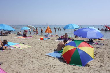 La Pineda, İspanya - 06 Ağustos 2018: La Pineda İspanya'nın en büyük turist şehirlerinden biridir. Şehrin ışıkları günde.