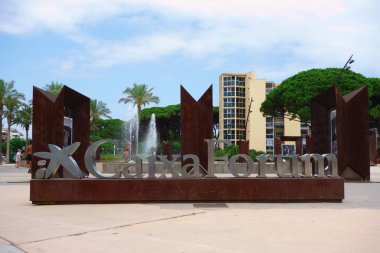 La Pineda, İspanya - 06 Ağustos 2018: La Pineda İspanya'nın en büyük turist şehirlerinden biridir. Şehrin ışıkları günde.