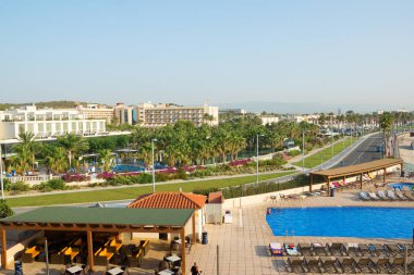 La Pineda, İspanya - 06 Ağustos 2018: La Pineda İspanya'nın en büyük turist şehirlerinden biridir. Şehrin ışıkları günde.