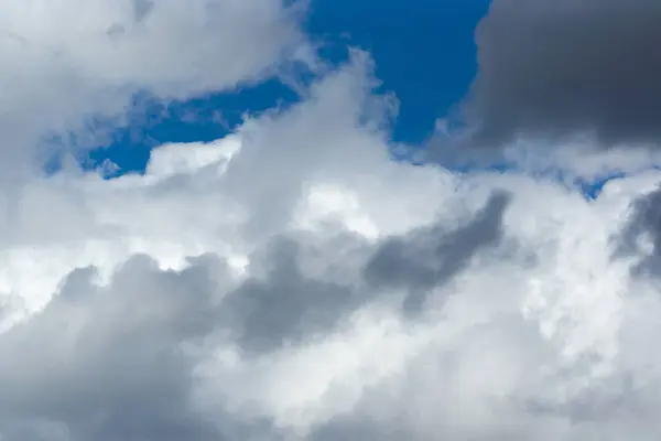 手前の白い光雲と青い空 — ストック写真