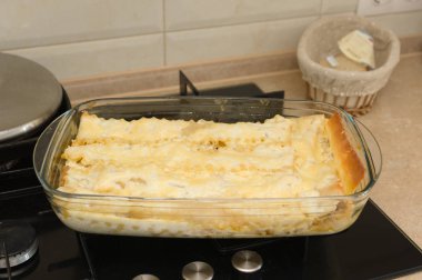 bir cam kap içinde fırından çıkarılan taze lazanya