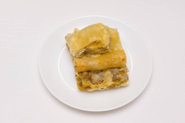 beyaz bir plaka üzerinde taze kokulu lazanya