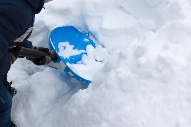 Çocuk kar büyük kürekle kışın temizler