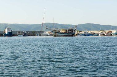 Nessebar, Bulgaristan - 20 Haziran 2016: Nessebar eski kasaba sokaklarında yüzlerce turist gezi için hac bir yer var. Nesebar 1956 yılında müze şehir, Unesco tarafından arkeolojik ve mimari rezervasyon olarak ilan edildi.