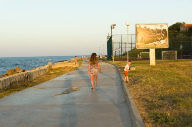 Nessebar, Bulgaristan - 20 Haziran 2016: Nessebar eski kasaba sokaklarında yüzlerce turist gezi için hac bir yer var. Nesebar 1956 yılında müze şehir, Unesco tarafından arkeolojik ve mimari rezervasyon olarak ilan edildi.
