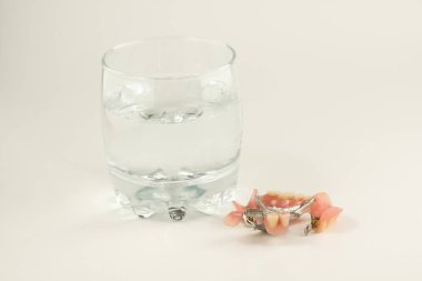 Bugel kaldırma ekleri beyaz arka plan üzerinde olan protez