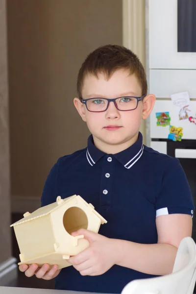 Boy made a wooden bird house — Stock Photo, Image