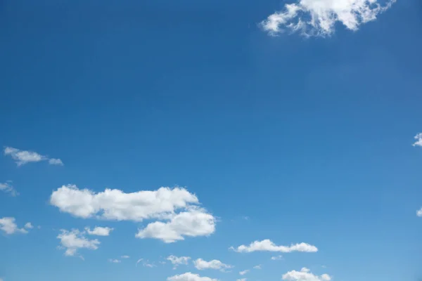 Cielo azul y nube blanca — Foto de Stock
