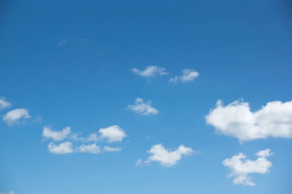 Блакитне небо і біла хмара — стокове фото