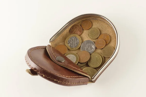 Кожаный бумажник с мелкими монетами — стоковое фото
