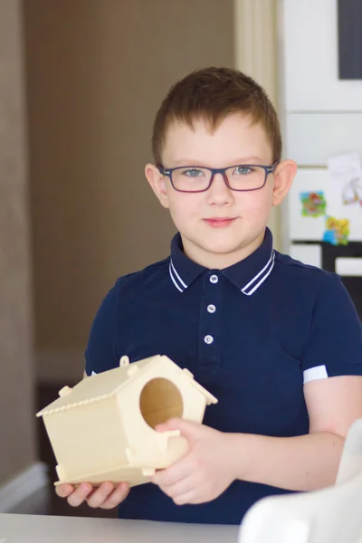 Boy made a wooden bird house — Stock Photo, Image