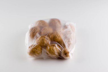 beyaz arkaplanda izole edilmiş ceviz