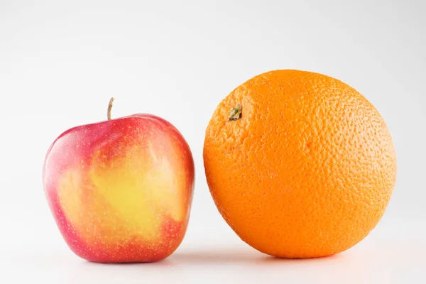 Portakal ile olgun güzel elma — Stok fotoğraf