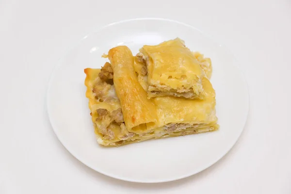 Lasagna parfumată pe o placă albă — Fotografie, imagine de stoc