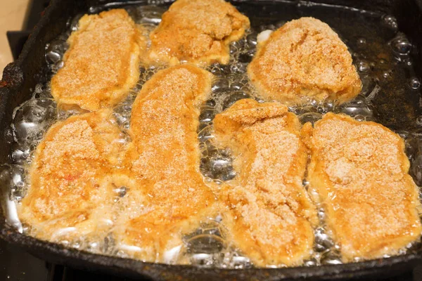 Matlagning nuggets från färsk kycklingkött — Stockfoto