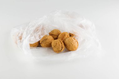 beyaz arkaplanda izole edilmiş ceviz