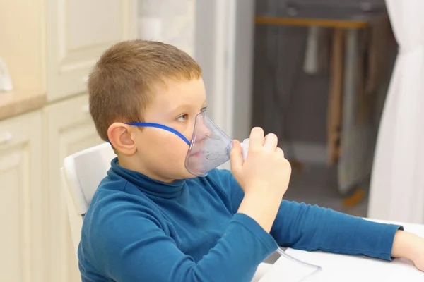 Niño respira con inhalador — Foto de Stock