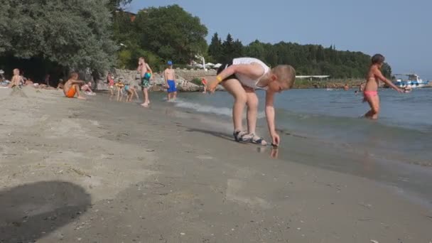 Nessebar Bulgária Junho 2016 Homens Mulheres Crianças Descansando Nas Praias — Vídeo de Stock