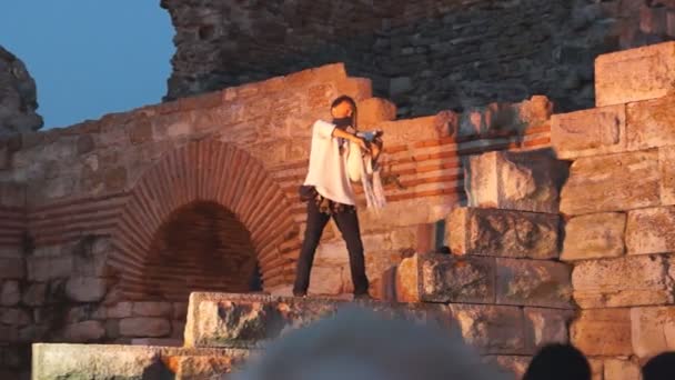 Несебр Болгария Июня 2016 Года Музыкант Волынкой Приветствует Посетителей Входа — стоковое видео