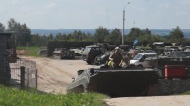 Loshany, Beyaz Rusya - 31 Temmuz 2016: Stalin Hattı bu tarihi ve kültürel komplekstir. Tank parkı nın topraklarından piyade savaş aracı bırakma.