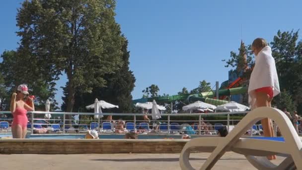ネッセバル ブルガリア 2016年6月23日 ホテルソルネッセバル少しと大人のホテルのゲストは プールで泳いだりリラックスしたり — ストック動画