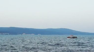 tatilcilerin zevk için dalgalar üzerinde hızlı deniz yat yarış