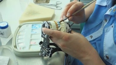 diş laboratuvarında diş teknisyeni metal-seramik protez imalatı yapan