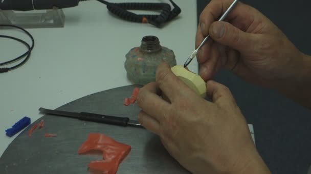 Técnico Odontológico Laboratório Odontológico Está Envolvido Fabricação Uma Prótese Dentária — Vídeo de Stock